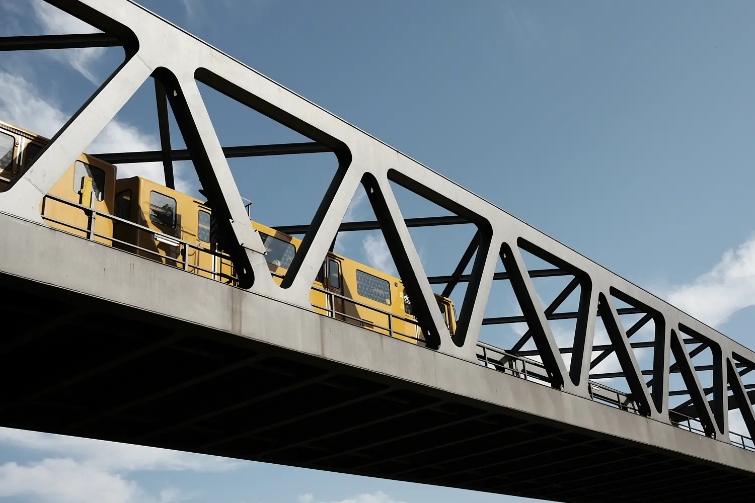 Die Brücke der U-Bahn 2 im Flaschenhalspark in Berlin