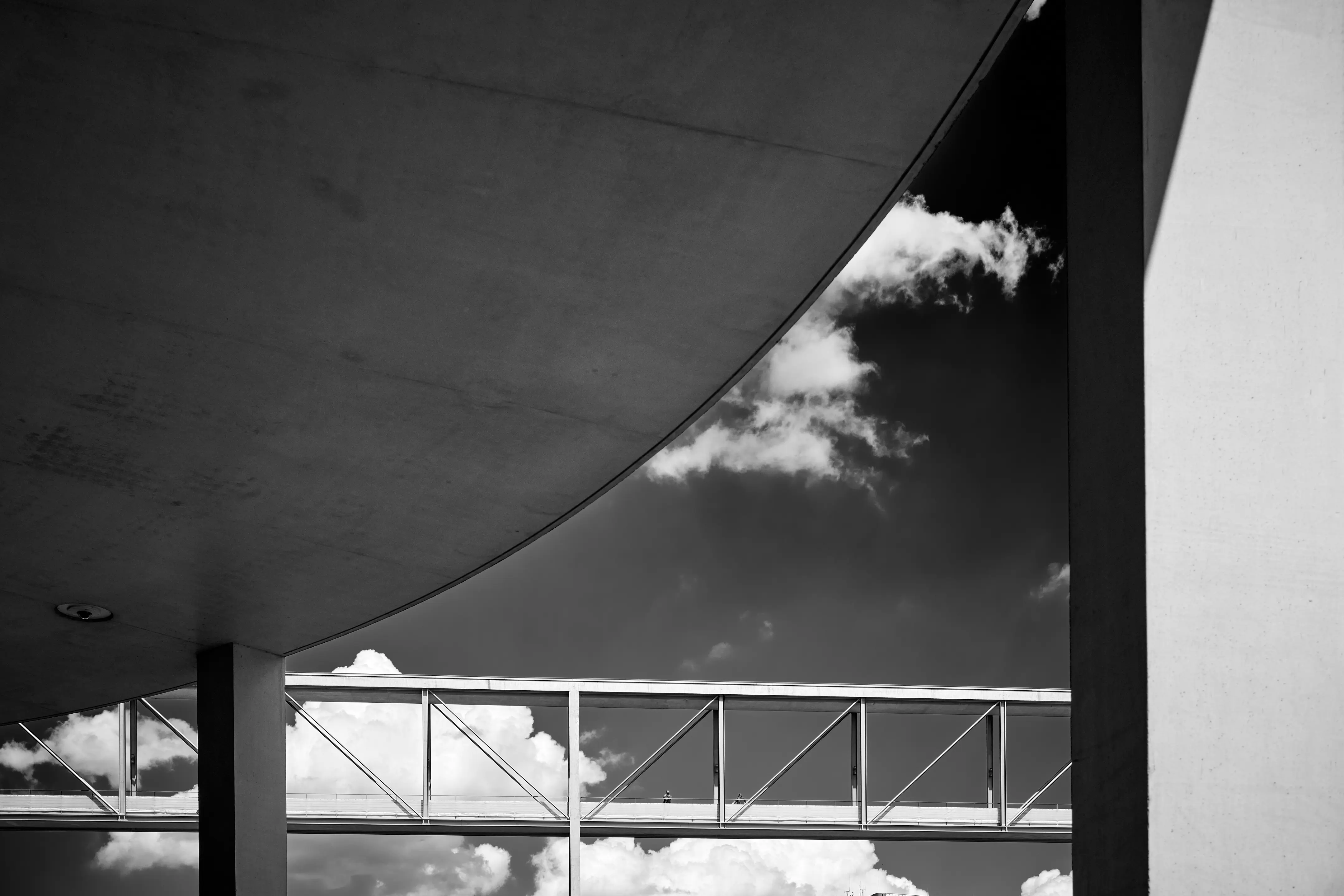 Die Brücke über der Spree, die das Kanzleramt verbindet