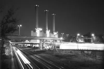 Das Foto zeigt das Heizkraftwerk Wilmersdorf in Berlin in der Nacht.