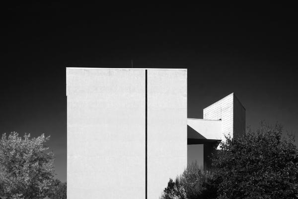 Schwarzweißfotografie des Oscar Niemeyer Hauses im Hansaviertel mit geometrischen weißen Fassaden und umgebender Vegetation.